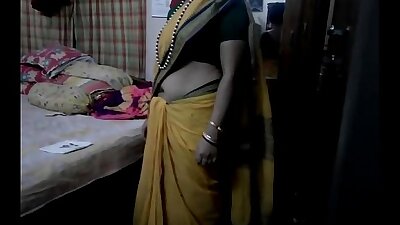 Desi tamil Married aunty exposing navel in saree with audio