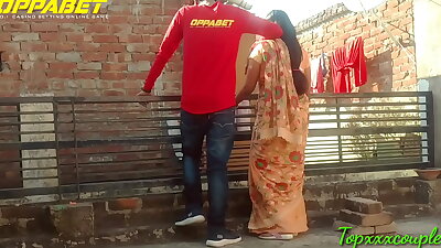 छत पर खड़ी पड़ोसी की सुन्दर बीवी को पटाया और फिर दर्दनाक चोदा ।