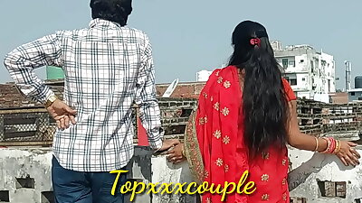 छत पर टहल रही पड़ोसी की नई-नवेली दुल्हन को पटाकर चोद ड़ाला