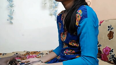 मेरी भाभी सेक्सी वीडियो देख रही थी अकेले कमरे में मैंने पकड़ लिया फिर चोद दिया हिंदी आवाज में फुल मजा आएगा