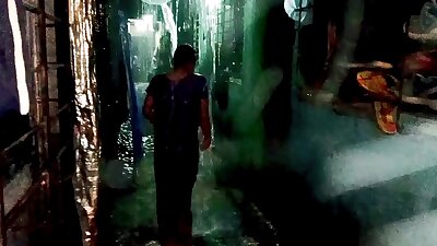 आशु भाभी बारिश में नहाती हुई अकेली रात में जब कोई नहीं था तो बारिश का मजा लेती हुए