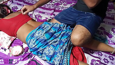 दोस्त की माँ ने पीठ मालिश के बहाने से चूत चुदाई - साफ हिंदी आवाज में   XXX Sex