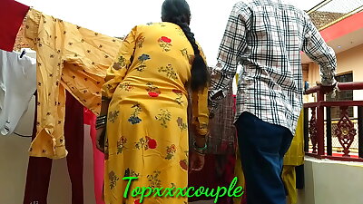 छत पर कपड़े सुखाने गई देसी भाभी को पकड़कर चोद ड़ाला