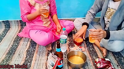 पड़ोसन को पटाया और पलंग तोड़ चूत मारी हिंदी आवाज में