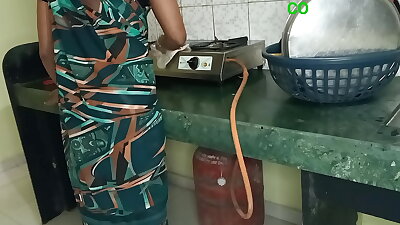 रूम में बुला रहा था मुझसे रहा नहीं गया किचन में जाकर चुदाई कर डाली