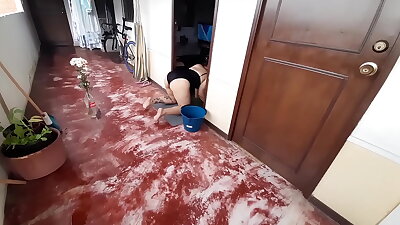 Encontr&eacute; a la mam&aacute; de una amiga haciendo aseo con una posici&oacute;n muy provocativa y no pude resistirme en tocarla y follarla &lpar;ella sab&iacute;a que yo le har&iacute;a &eacute;so&rpar;