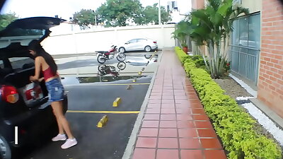 MI VECINITA NECESITA UN HOMBRE PARA CARGAR SUS COMPRAS Y COMO ME ENCANTA NO DUDO EN HACERLO